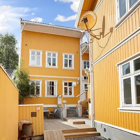 Cozy With Backyard And Close To Public Transport *