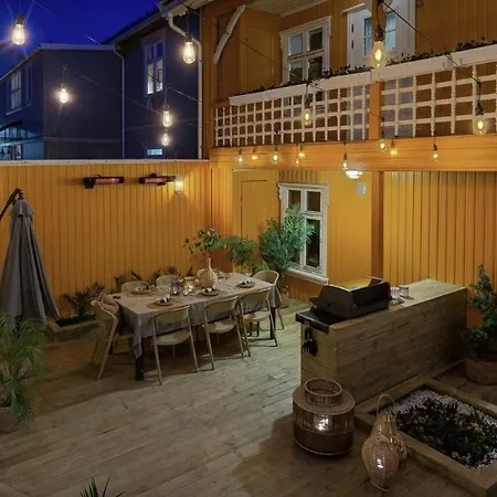 Cozy With Backyard And Close To Public Transport *