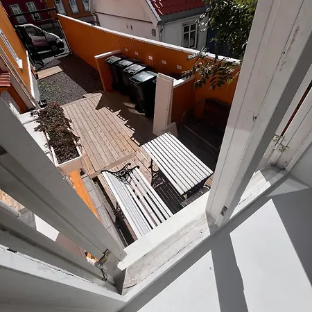 Cozy With Backyard And Close To Public Transport *