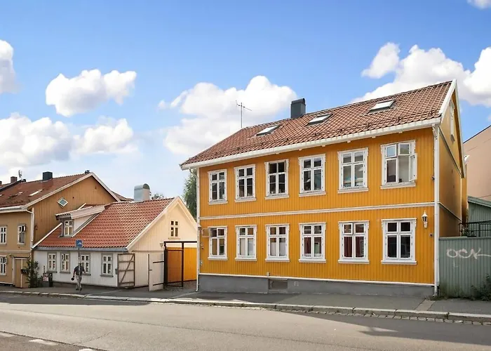 Cozy With Backyard And Close To Public Transport Apartamento