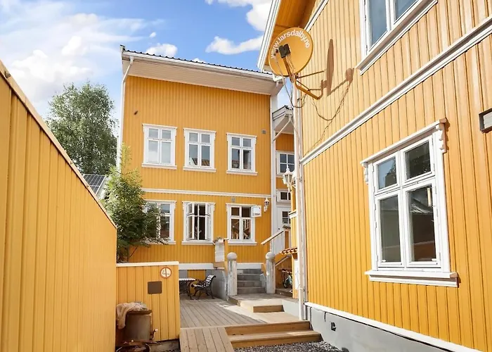 Cozy With Backyard And Close To Public Transport *