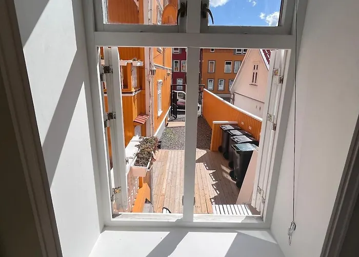 Cozy With Backyard And Close To Public Transport Apartamento