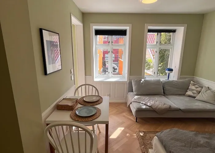 Cozy With Backyard And Close To Public Transport דירה