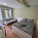 Lägenhet Cozy With Backyard And Close To Public Transport