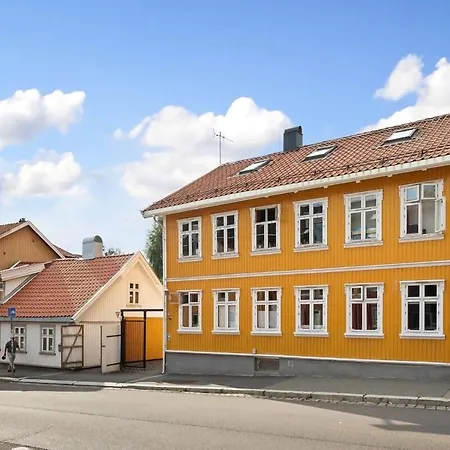 Cozy With Backyard And Close To Public Transport Appartement