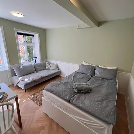 شقة Cozy With Backyard And Close To Public Transport