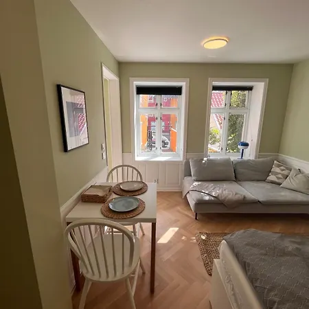 Cozy With Backyard And Close To Public Transport Appartement