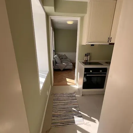 شقة Cozy With Backyard And Close To Public Transport