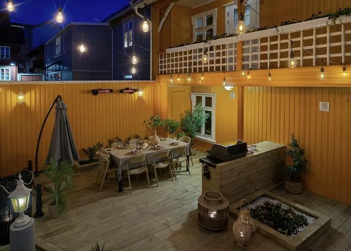 Cozy With Backyard And Close To Public Transport *